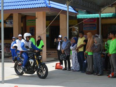 สำนักงานขนส่งนราธิวาสมาให้ความรุูด้านกฎจารจรบนท้องถนน