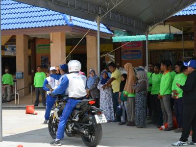 สำนักงานขนส่งนราธิวาสมาให้ความรุูด้านกฎจารจรบนท้องถนน