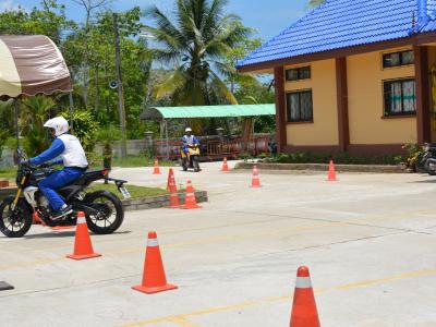 สำนักงานขนส่งนราธิวาสมาให้ความรุูด้านกฎจารจรบนท้องถนน