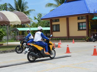 สำนักงานขนส่งนราธิวาสมาให้ความรุูด้านกฎจารจรบนท้องถนน