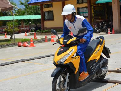 สำนักงานขนส่งนราธิวาสมาให้ความรุูด้านกฎจารจรบนท้องถนน