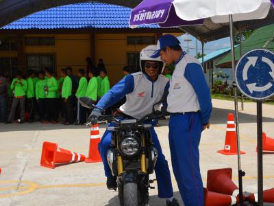 สำนักงานขนส่งนราธิวาสมาให้ความรุูด้านกฎจารจรบนท้องถนน