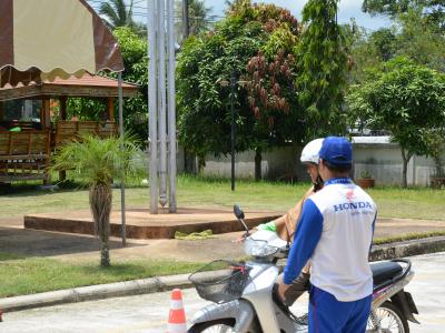 สำนักงานขนส่งนราธิวาสมาให้ความรุูด้านกฎจารจรบนท้องถนน