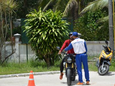 สำนักงานขนส่งนราธิวาสมาให้ความรุูด้านกฎจารจรบนท้องถนน