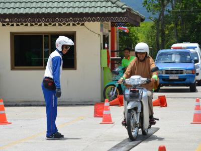 สำนักงานขนส่งนราธิวาสมาให้ความรุูด้านกฎจารจรบนท้องถนน