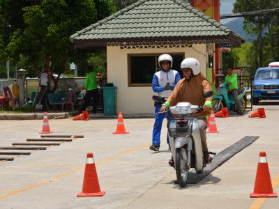 สำนักงานขนส่งนราธิวาสมาให้ความรุูด้านกฎจารจรบนท้องถนน