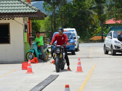 สำนักงานขนส่งนราธิวาสมาให้ความรุูด้านกฎจารจรบนท้องถนน