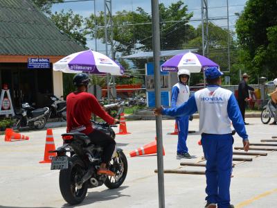 สำนักงานขนส่งนราธิวาสมาให้ความรุูด้านกฎจารจรบนท้องถนน