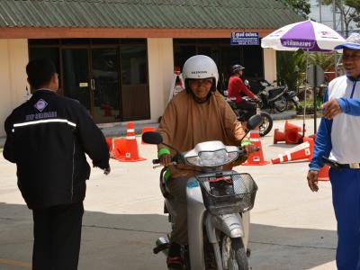 สำนักงานขนส่งนราธิวาสมาให้ความรุูด้านกฎจารจรบนท้องถนน