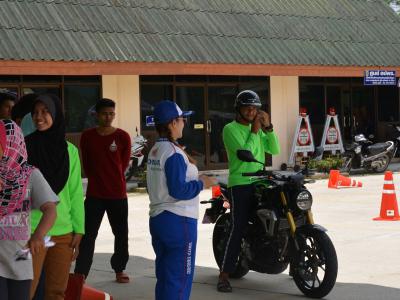 สำนักงานขนส่งนราธิวาสมาให้ความรุูด้านกฎจารจรบนท้องถนน