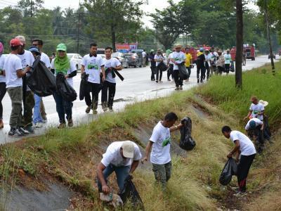 กิจกรรมล้างถนนกับบริษัทศรีตรังร่วมกับ อบต.