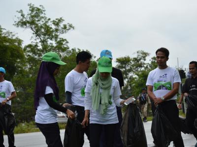 กิจกรรมล้างถนนกับบริษัทศรีตรังร่วมกับ อบต.