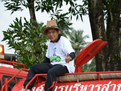 กิจกรรมล้างถนนกับบริษัทศรีตรังร่วมกับ อบต.