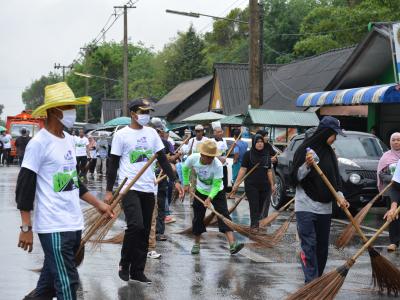 กิจกรรมล้างถนนกับบริษัทศรีตรังร่วมกับ อบต.