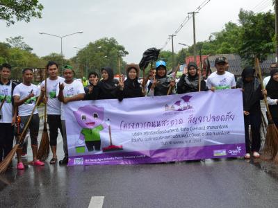 กิจกรรมล้างถนนกับบริษัทศรีตรังร่วมกับ อบต.