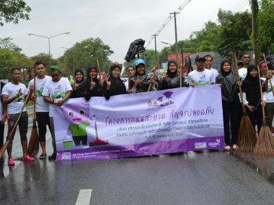 กิจกรรมล้างถนนกับบริษัทศรีตรังร่วมกับ อบต.