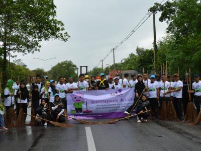 กิจกรรมล้างถนนกับบริษัทศรีตรังร่วมกับ อบต.