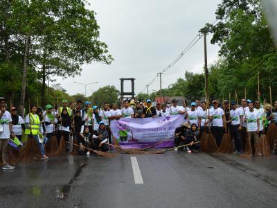 กิจกรรมล้างถนนกับบริษัทศรีตรังร่วมกับ อบต.