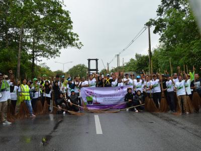 กิจกรรมล้างถนนกับบริษัทศรีตรังร่วมกับ อบต.