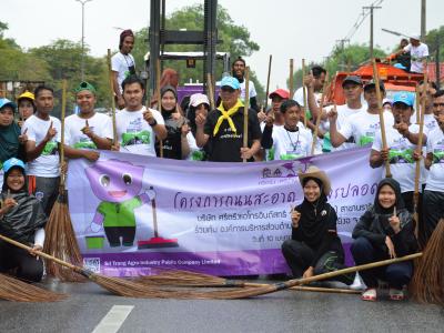 กิจกรรมล้างถนนกับบริษัทศรีตรังร่วมกับ อบต.