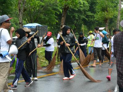 กิจกรรมล้างถนนกับบริษัทศรีตรังร่วมกับ อบต.