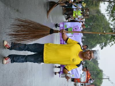 กิจกรรมล้างถนนกับบริษัทศรีตรังร่วมกับ อบต.