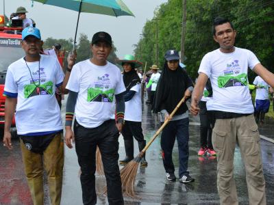 กิจกรรมล้างถนนกับบริษัทศรีตรังร่วมกับ อบต.