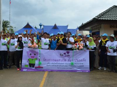 กิจกรรมล้างถนนกับบริษัทศรีตรังร่วมกับ อบต.