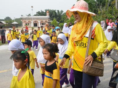 นายกประธานเปิดกิจกรรมกีฬาสีภายในโรงเรียนบ้านกาแร