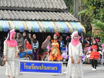 นายกประธานเปิดกิจกรรมกีฬาสีภายในโรงเรียนบ้านกาแร