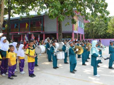 นายกประธานเปิดกิจกรรมกีฬาสีภายในโรงเรียนบ้านกาแร