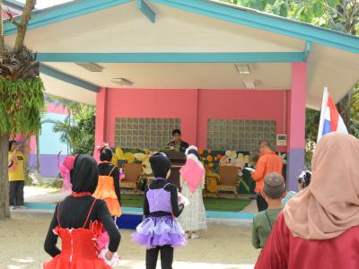 นายกประธานเปิดกิจกรรมกีฬาสีภายในโรงเรียนบ้านกาแร