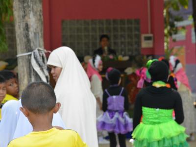 นายกประธานเปิดกิจกรรมกีฬาสีภายในโรงเรียนบ้านกาแร