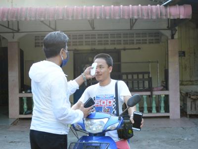 นายก อบต.ลุโบะบือซา ลงแจกหน้ากากผ้า