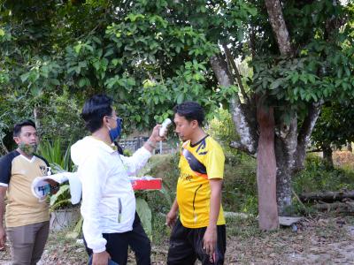นายก อบต.ลุโบะบือซา ลงแจกหน้ากากผ้า