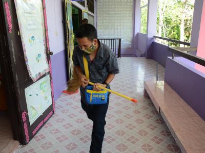 ทำความสะอาดศูนย์กักกันประจำตำบลลุโบะบือซา
