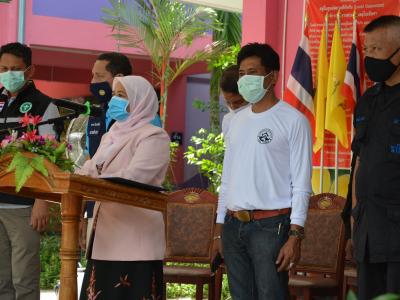 รองผู้ว่าราชการจังหวัดนราธิวาส มาปิดศูนย์กักกันตำบลลุโบะบือซา
