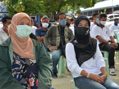 รองผู้ว่าราชการจังหวัดนราธิวาส มาปิดศูนย์กักกันตำบลลุโบะบือซา
