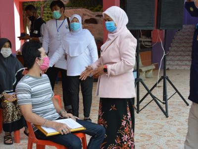 รองผู้ว่าราชการจังหวัดนราธิวาส มาปิดศูนย์กักกันตำบลลุโบะบือซา