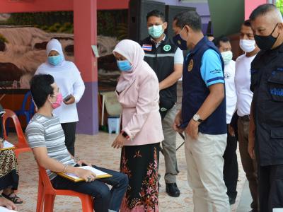 รองผู้ว่าราชการจังหวัดนราธิวาส มาปิดศูนย์กักกันตำบลลุโบะบือซา