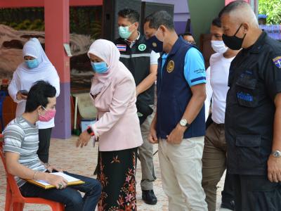 รองผู้ว่าราชการจังหวัดนราธิวาส มาปิดศูนย์กักกันตำบลลุโบะบือซา