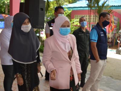 รองผู้ว่าราชการจังหวัดนราธิวาส มาปิดศูนย์กักกันตำบลลุโบะบือซา