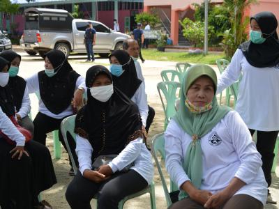 รองผู้ว่าราชการจังหวัดนราธิวาส มาปิดศูนย์กักกันตำบลลุโบะบือซา