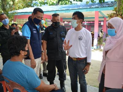รองผู้ว่าราชการจังหวัดนราธิวาส มาปิดศูนย์กักกันตำบลลุโบะบือซา