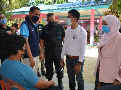 รองผู้ว่าราชการจังหวัดนราธิวาส มาปิดศูนย์กักกันตำบลลุโบะบือซา