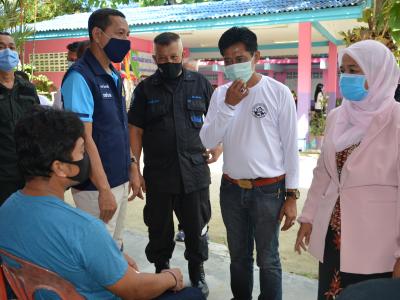 รองผู้ว่าราชการจังหวัดนราธิวาส มาปิดศูนย์กักกันตำบลลุโบะบือซา