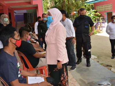 รองผู้ว่าราชการจังหวัดนราธิวาส มาปิดศูนย์กักกันตำบลลุโบะบือซา