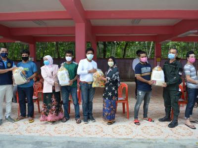 รองผู้ว่าราชการจังหวัดนราธิวาส มาปิดศูนย์กักกันตำบลลุโบะบือซา