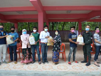 รองผู้ว่าราชการจังหวัดนราธิวาส มาปิดศูนย์กักกันตำบลลุโบะบือซา