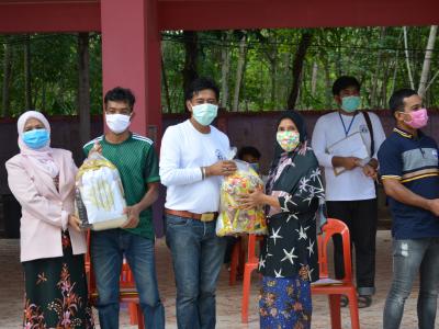 รองผู้ว่าราชการจังหวัดนราธิวาส มาปิดศูนย์กักกันตำบลลุโบะบือซา